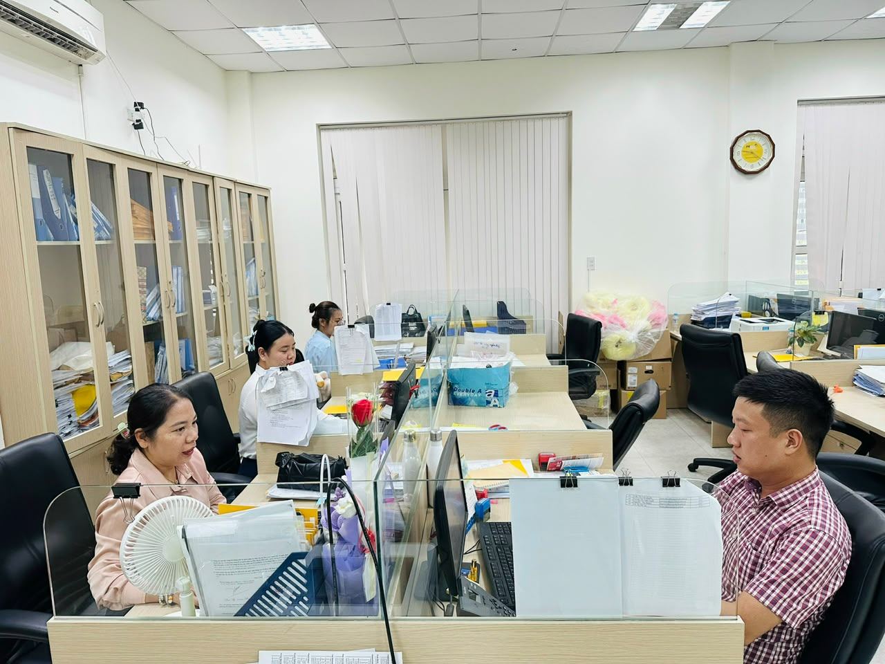 The Tư Vấn Sao Việt team at work in the Quy Nhơn office